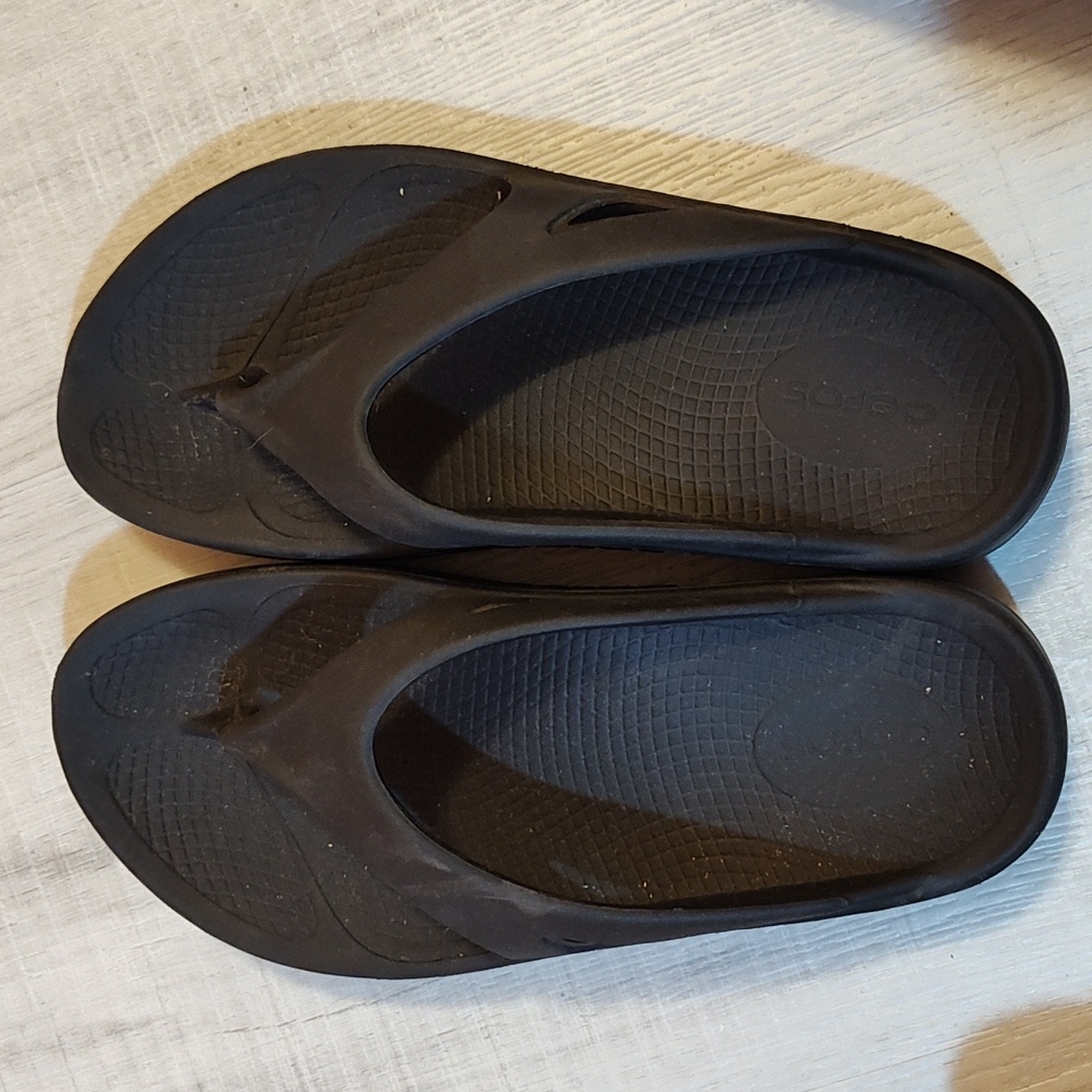 Black Oofos sandals